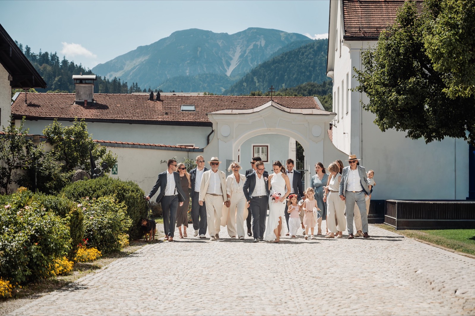 Hochzeitsgesellschaft vor bayerischer Bergkulisse