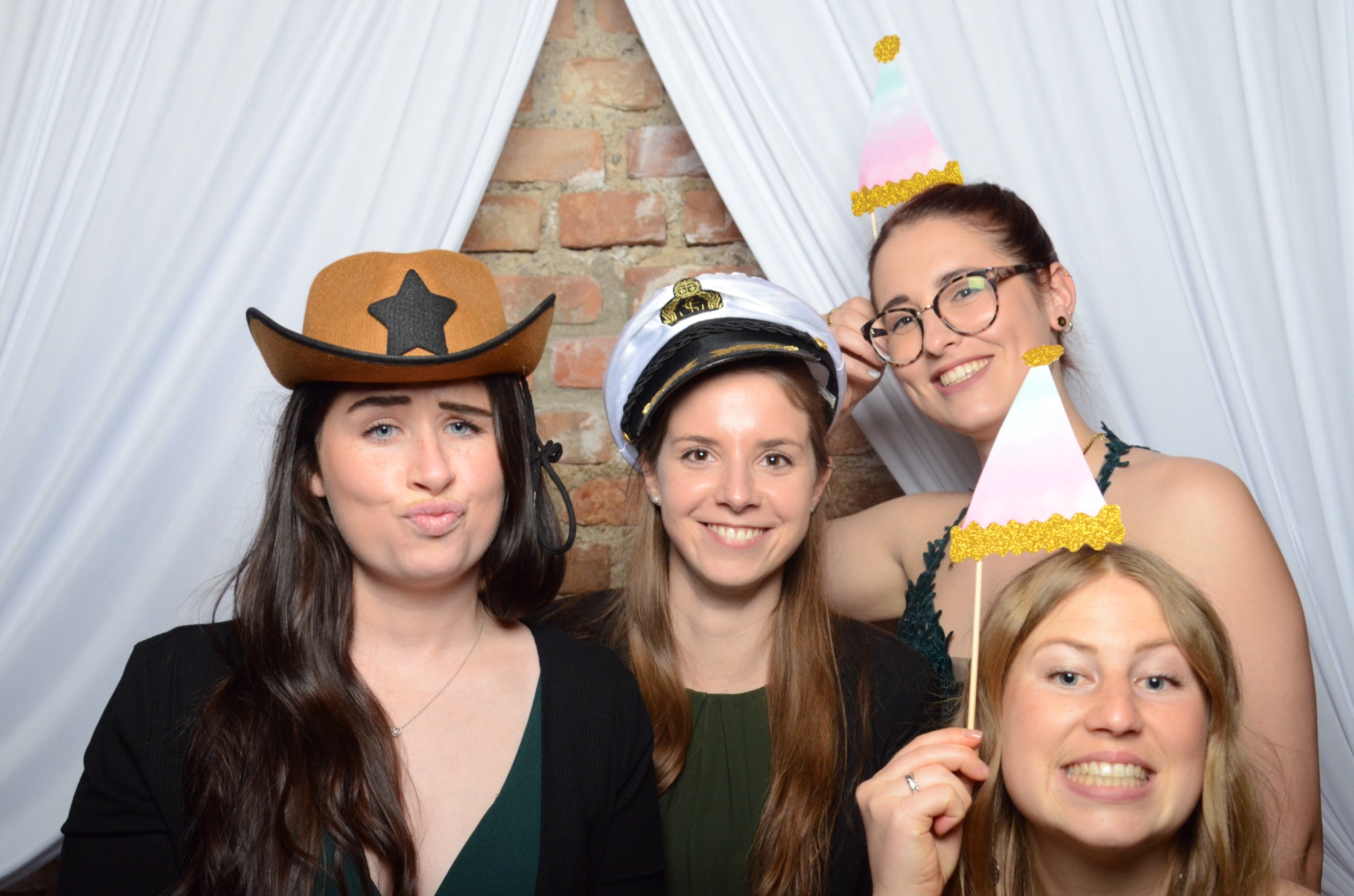Fotobox Fun - Gäste mit Requisiten und Hüten