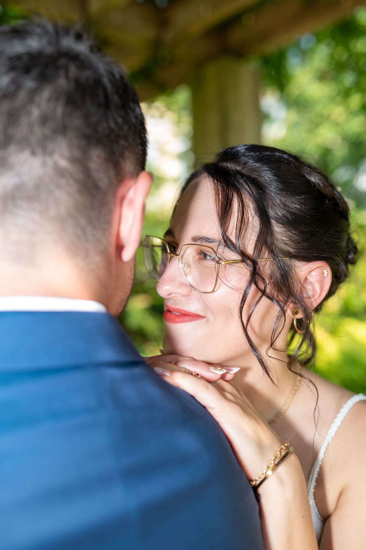 Emotionaler Blick der Braut beim Paarshooting